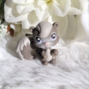 Littlest Pet Shop LPS #132 Grey White Skunk Squirrel Purple Eyes Hasbro